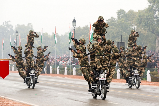 Members_of_the_Indian_military_on_motorc